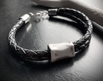 Pulsera de cuero trenzado negro: joyería apilable con cuentas de rodio