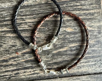 Pulsera de cuero trenzado: cierre y extremos de plata de ley, joyería apilable, variedad de colores negro y marrón.