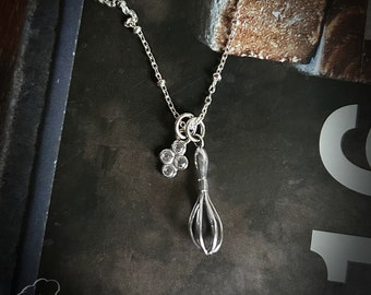 Collar de plata de ley con forma de batidor: un regalo culinario para chefs