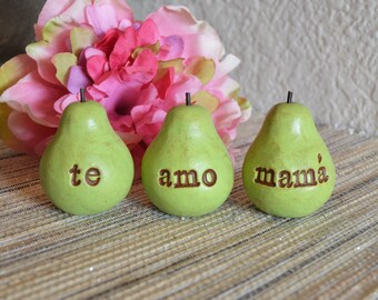 Mom gift in Spanish / te amo mama / Mother's day gift for mom / Birthday present, 3 handmade GREEN clay pears / Regalo para mama en Espanol
