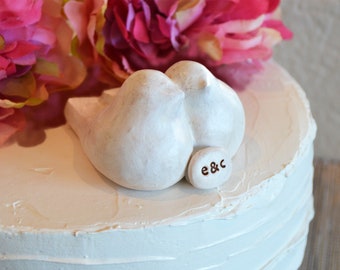 Topper pour gâteau de mariage oiseaux, initiales personnalisées, tourtereaux simples classiques câlins se blottissant pour gâteau de mariage colombes / cadeau d'anniversaire de mariage