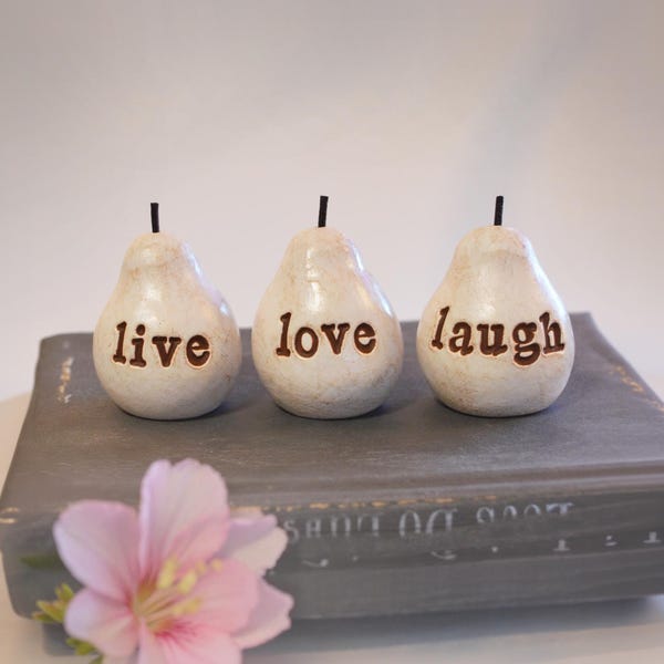 Juego de regalo de 3 mini peras decorativas rústicas blancas para decoración del hogar. Adorno sentimental hecho a mano para estante, estilo granja, cocina, cocina.