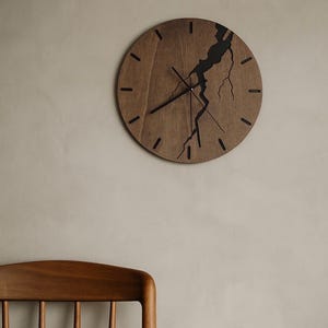 Väggklocka i trä – Konstnärlig sprickdesign – 30×30 cm – Modern tyst klocka – Rustik heminredning