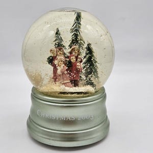 Scena di Natale Musicale di Christmas Carolers Snowglobe. Riproduce "The First Noel"