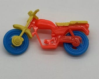 Juguete de motocicleta vintage de plástico rojo con ruedas móviles azules