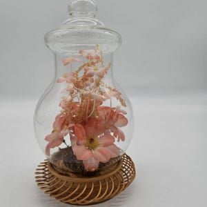 Flores de seda vintage bajo un terrario de cristal con base de madera y cúpula VTG VHD
