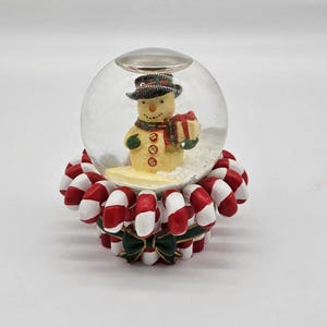 Mini bola de nieve navideña vintage Muñeco de nieve con regalos Fila de bastones de caramelo