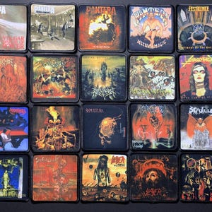 Pode incluir: Uma coleção de vinte patches quadrados com arte de álbuns de várias bandas de heavy metal. Os patches exibem uma variedade de cores e imagens, incluindo logotipos de bandas, ilustrações e texto. Os patches estão dispostos em um padrão de grade.