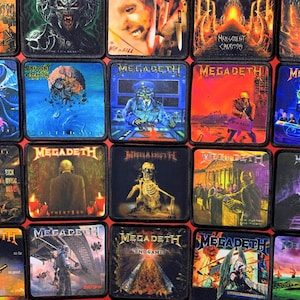 Puede incluir: Una colección de parches de tela cuadrados con varias portadas de álbumes de heavy metal, incluidos diseños de Malevolent Creation y Megadeth. Cada parche tiene un borde cosido en negro y muestra ilustraciones gráficas detalladas y coloridas.