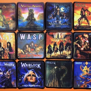 以下が含まれることがあります： 様々なヘヴィメタルバンドのアルバムアートをあしらった、12枚の正方形パッチのコレクション。パッチには、「Visions Atlantis」、「WASP」、「Warlock」など、鮮やかなイラストとバンドロゴが表示されています。アートワークはファンタジーをテーマとし、バンド名が描かれています。