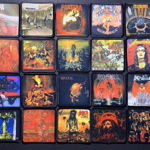 Może przedstawiać: Kolekcja dwudziestu kwadratowych naszywek z tkaniny przedstawiających okładki albumów różnych zespołów heavy metalowych, w tym Pantera, Pestilence, Sepultura i Slayer. Każda naszywka ma czarną obwódkę i szczegółowe, kolorowe ilustracje graficzne.
