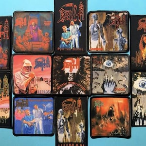 Dödens lilla fyrkantiga 7,5x7,5 cm och vertikala 10 x 6 cm lappar