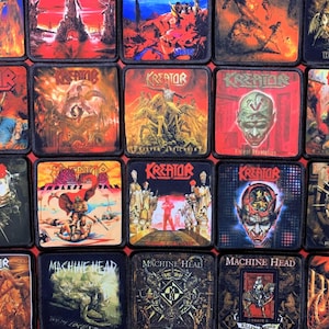 Op de afbeelding: Een verzameling van twintig vierkante stoffen patches met diverse heavy metal albumhoesillustraties. Elke patch toont gedetailleerde, kleurrijke afbeeldingen, waaronder demonische figuren, schedels en bandlogo's zoals Kreator en Machine Head.