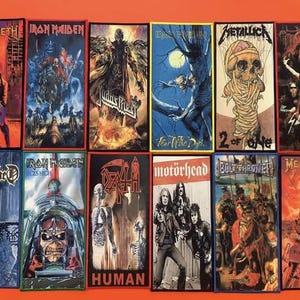 Könnte beinhalten: Eine Sammlung von zwölf rechteckigen Stoffaufnähern mit verschiedenen Heavy-Metal-Bandlogos und Album-Artworks, darunter Designs von Megadeth, Iron Maiden, Judas Priest, Metallica, Slayer, Entombed, Death, Motörhead und Bolt Thrower.