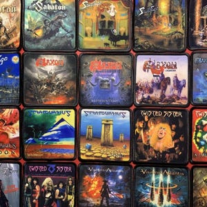 Puede incluir: Una colección de parches cuadrados con arte de álbumes de varias bandas de heavy metal. Los parches muestran ilustraciones coloridas y nombres de bandas, incluyendo Sabaton, Savatage, Saxon, Stratovarius y Twisted Sister. Los parches están dispuestos sobre una superficie roja.