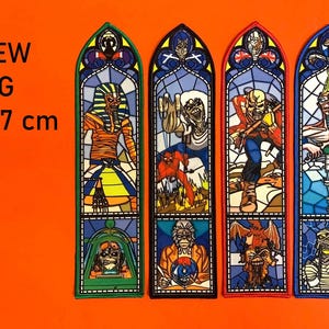 Pode incluir: Quatro emblemas bordados retangulares e altos com topos arqueados, cada um apresentando ilustrações de personagens em estilo de vitral. O texto à esquerda diz NEW BIG 29x7 cm. Os emblemas exibem várias figuras em cores vibrantes e padrões.
