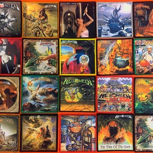 Può includere: Una collezione di venti toppe in tessuto quadrate con varie illustrazioni di copertine di album degli Helloween. Ogni toppa mostra immagini dettagliate e colorate che includono figure, paesaggi e il logo della band, disposte in una griglia.