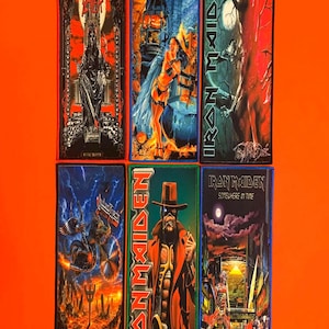 Könnte beinhalten: Sechs rechteckige Stoffaufnäher mit Heavy-Metal-Band-Grafiken. Die Designs zeigen Slayer, Helloween Better Than Raw, Iron Maiden, Judas Priest Painkiller sowie zwei weitere detaillierte und farbenfrohe Iron Maiden Motive.