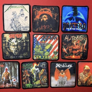 以下が含まれることがあります： ヘビーメタルバンドのロゴとアルバムアートワークが特徴の、正方形のパッチ10枚のコレクション。パッチには、Metallica、Slayer、Anthraxなどのバンド名、アルバムタイトル、アートワークなど、さまざまなデザインが表示されています。