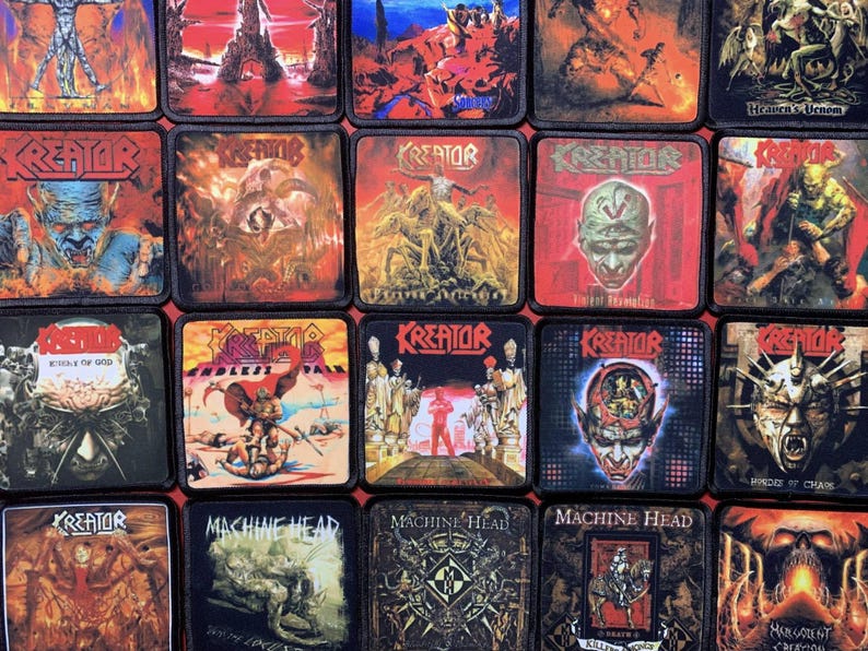 Peut inclure: Une collection d'&eacute;cussons carr&eacute;s avec des logos de groupes de heavy metal et des pochettes d'albums. Les &eacute;cussons pr&eacute;sentent des couleurs vives, notamment le rouge, l'orange, le bleu et le noir, avec des textes tels que "Kreator" et "Machine Head".