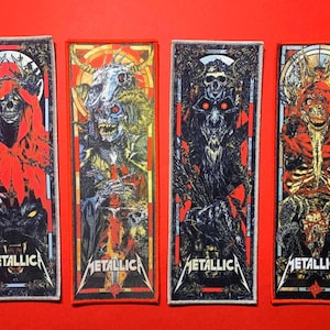 Puede incluir: Cuatro parches rectangulares de tela con ilustraciones detalladas de Metallica. Cada parche muestra una imagen de fantasía oscura única con esqueletos, figuras con cuernos y motivos de vidrieras, con el logotipo de Metallica en la base.