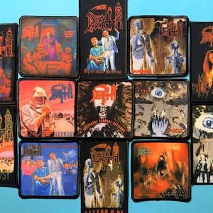 Puede incluir: Una colección de doce parches rectangulares de tela con ilustraciones de álbumes de la banda Death. Cada parche muestra ilustraciones gráficas distintas, logotipos de la banda y títulos de álbumes como Scream Bloody Gore, Leprosy, Spiritual Healing, Human, Individual Thought Patterns y Symbolic.