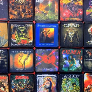 Puede incluir: Una colección de veinte parches cuadrados de tela con diversas ilustraciones de portadas de álbumes de heavy metal, incluyendo logotipos e imágenes de bandas como Grave, Gojira, Flotsam and Jetsam, Fear Factory, Exumer, Exodus e Hypocrisy.