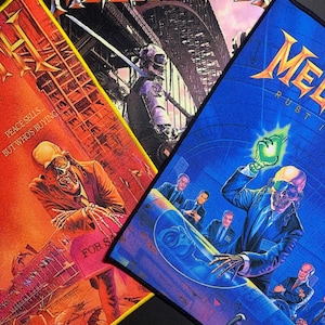 Puede incluir: Tres parches coloridos de Megadeth. Uno es naranja con un esqueleto con traje y el texto "FOR SALE". Otro es azul con un esqueleto con traje y el texto "RUST IN PEACE". El tercero es morado con el logo de la banda.