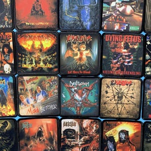 Puede incluir: Una colección de parches cuadrados con portadas de álbumes de varias bandas de heavy metal. Los parches muestran colores vibrantes e ilustraciones detalladas, con los nombres de las bandas y los títulos de los álbumes en un lugar destacado. Los temas incluyen calaveras, demonios e imágenes violentas.