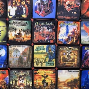 以下が含まれることがあります： 様々なヘヴィメタルバンドのアルバムアートワークが描かれた正方形のパッチのコレクション。パッチには、バンドのロゴ、イラスト、テキストなど、鮮やかな色と画像が表示されています。バンドには、AC/DC、Black Sabbath、Blind Guardianなどがあります。