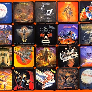 Puede incluir: Una colección de veinte parches de tela cuadrados con diversas ilustraciones de portadas de álbumes de Judas Priest. Cada parche tiene un borde negro y muestra ilustraciones coloridas y detalladas, incluyendo logotipos de bandas y figuras.
