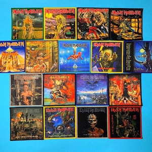 Könnte beinhalten: Eine Sammlung von sechzehn quadratischen Stoffaufnähern mit verschiedenen Iron Maiden Album-Cover-Artworks. Jeder Aufnäher zeigt den Bandnamen in roter Schrift sowie detaillierte, farbenfrohe Illustrationen des Maskottchens Eddie in verschiedenen Szenen.