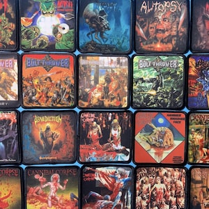 Pode incluir: Uma coleção de patches quadrados com capas de álbuns de várias bandas de heavy metal. Os patches exibem imagens de caveiras, cenas de batalha e figuras grotescas em uma variedade de cores. Nomes de bandas como Bolt Thrower e Cannibal Corpse são visíveis.