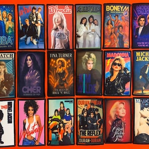 Puede incluir: Una colección de dieciocho parches rectangulares de tela con artistas musicales icónicos de la década de 1980, incluidos ABBA, Blondie, Bee Gees, Boney M, Modern Talking, CC Catch, Cher, Tina Turner, Kim Wilde, Madonna, Michael Jackson y Whitney Houston.