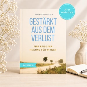 Könnte beinhalten: Ein Buch mit dem Titel "GESTÄRKT AUS DEM VERLUST" von Karen Hedda Nielsen. Das Cover zeigt den Titel in großen blauen Buchstaben, darunter der Untertitel "EINE REISE DER HEILUNG FÜR WITWER". Am unteren Rand befindet sich eine Landschaftsszene. Ein blauer Kreis sagt "JETZT ERHÄLTLICH".