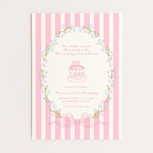 Invitación de cumpleaños con una pequeña vela y un pequeño pastel, lazo floral rosa, primer cumpleaños de niña