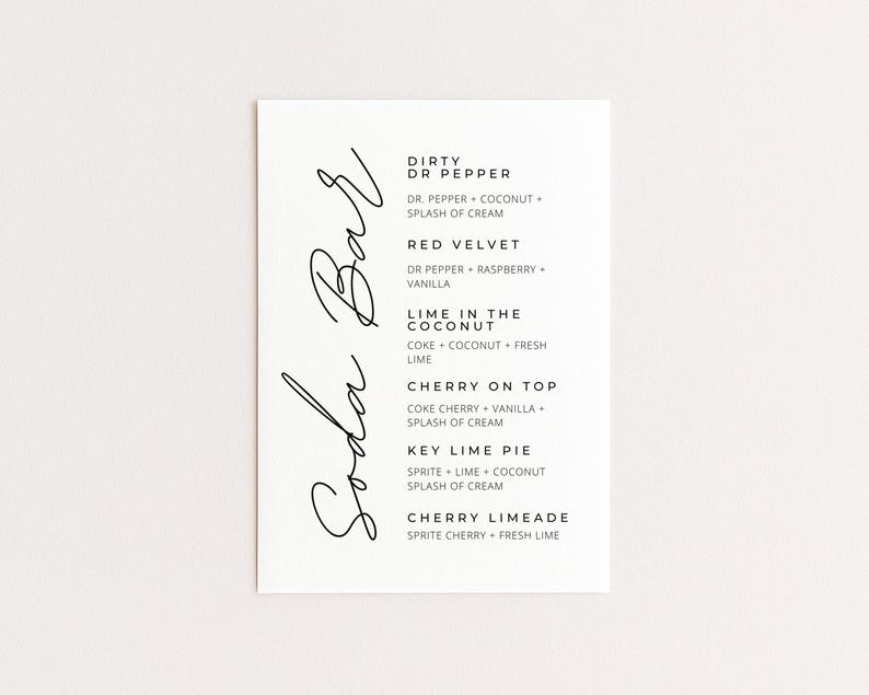 Op de afbeelding: Een witte kaart met de woorden "Soda Bar" in elegant schrift. De kaart bevat recepten voor frisdranken, waaronder "Dirty Dr. Pepper", "Red Velvet" en "Key Lime Pie". De tekst is zwart, met een minimalistisch ontwerp.