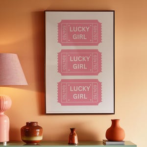 Retro Lucky Girl Pink Ticket Wand Kunst-Kartenkunst Druck- Digitales Retro Art-Lucky Girl Poster