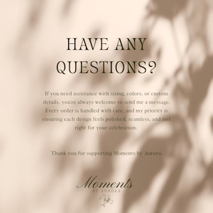 Op de afbeelding: Een vage achtergrond met de tekst "HAVE ANY QUESTIONS?" in donkergroen. De tekst hieronder vermeldt dat hulp bij maatvoering, kleuren of aangepaste details beschikbaar is. Het logo van "Moments by Aurora" staat onderaan.