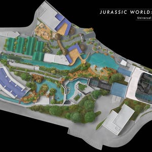 Może przedstawiać: Widok z lotu ptaka na plan trasy w parku rozrywki. Obraz przedstawia szczegółową mapę z elementami wodnymi, budynkami i terenami zielonymi. Widoczny jest tekst "JURASSIC WORLD: THE RIDE" i "Universal Studios Hollywood".