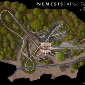Peut inclure: Vue aérienne du grand huit Nemesis à Alton Towers, avec un tracé complexe serpentant à travers un paysage d'arbres et de sentiers. Le texte indique les années d'exploitation des montagnes russes de 1994 à 2022, avec une réouverture prévue en 2024.