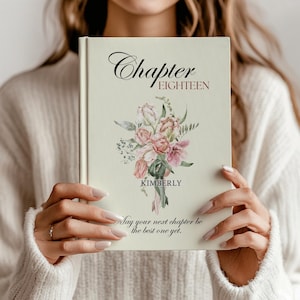 Pode incluir: Uma capa de livro creme com as palavras "Chapter EIGHTEEN" em escrita elegante e uma ilustração de buquê floral. O nome "KIMBERLY" está abaixo das flores, e a frase "May your next chapter be the best one yet." está na parte inferior.