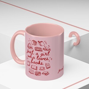 Just a Girl Who Loves Books Mok, roze girly boekenliefhebber cadeau, gepersonaliseerd schoolse cadeau, aangepaste lezer cadeau, boekenwurm cadeau voor booktoker afbeelding 7