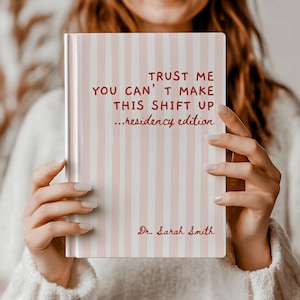 Könnte beinhalten: Ein Hardcover-Buch mit einem rosa-weiß gestreiften Einband. Der Text "TRUST ME YOU CAN'T MAKE THIS SHIFT UP...residency edition" ist rot. Der Name des Autors, "Dr. Sarah Smith", ist ebenfalls rot.