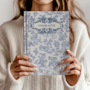 Toile de Jouy Hardcover Journal, Blaues Notizbuch, personalisiertes Geschenk für sie, benutzerdefiniertes Tagebuch, Vintage Cottagecore, Matte Chinoiserie Geschenk