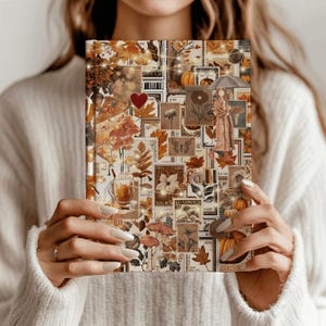 Puede incluir: Un diario de tapa dura con un collage de imágenes de temática otoñal que incluye calabazas, hojas caídas, una persona con paraguas, una taza de bebida caliente y la palabra fall. El diseño incorpora bordes de sellos postales y luces de cadena.