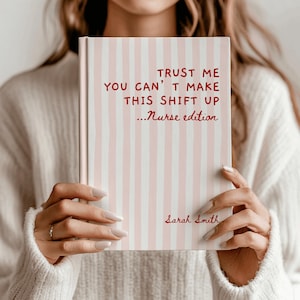Puede incluir: Un cuaderno con una cubierta a rayas rosas y blancas. El texto "TRUST ME YOU CAN'T MAKE THIS SHIFT UP...Nurse edition" está escrito en rojo. El nombre "Sarah Smith" también está escrito en rojo.