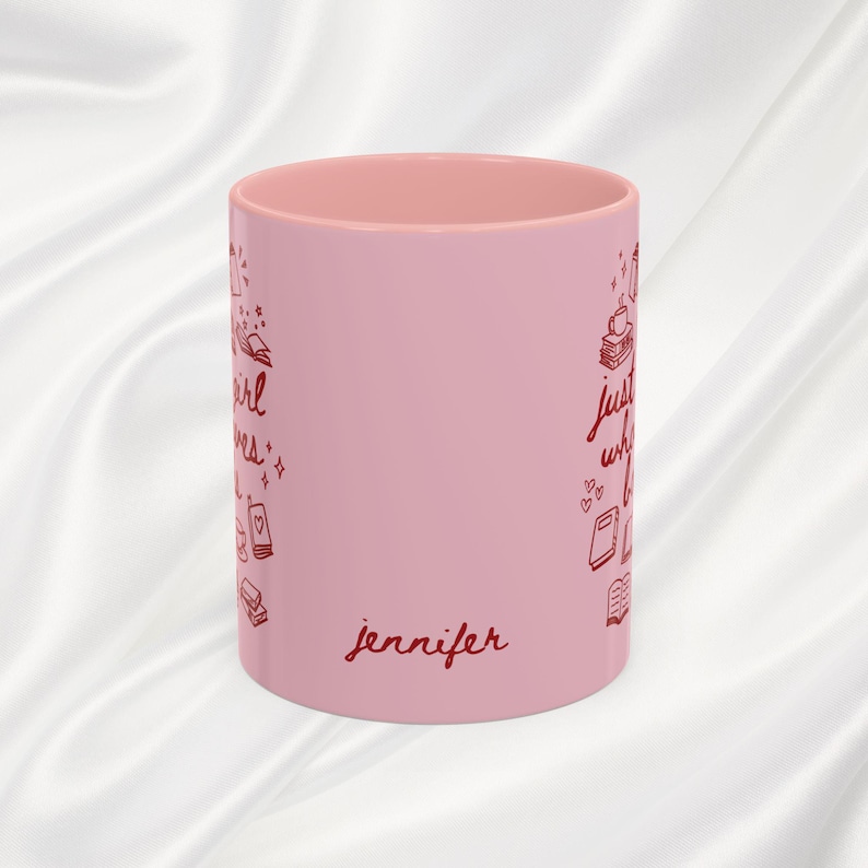Just a Girl Who Loves Books Mok, roze girly boekenliefhebber cadeau, gepersonaliseerd schoolse cadeau, aangepaste lezer cadeau, boekenwurm cadeau voor booktoker afbeelding 3
