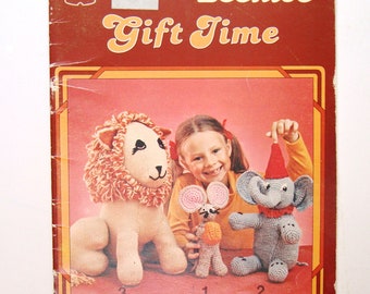 Knit Lion Crochet Elephant Mouse Toys GIFT TIME Patterns Booklet Patons Beehive 425 Knitting Soft Toy Flowers Tea Cosy Santa Puppet Mittens