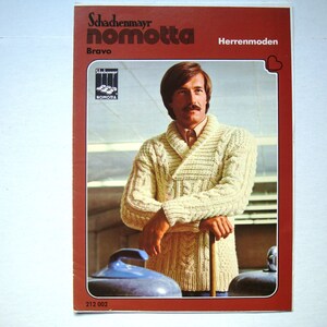 Könnte beinhalten: Ein Magazincover mit einem Mann, der einen weißen, grob gestrickten Pullover mit Schalkragen trägt. Das Magazin trägt den Titel "Schachenmayr nomotta Bravo Herrenmoden" und hat oben rechts ein kleines Herz.